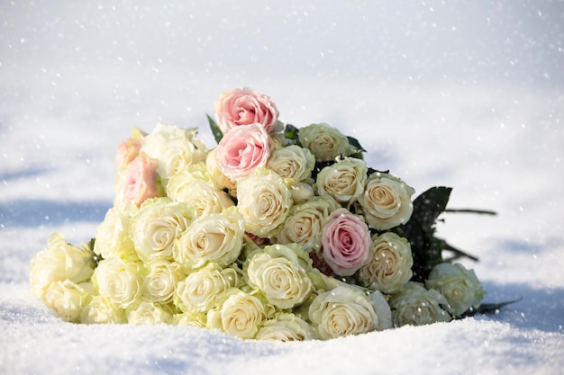 Un ramo de hermosas rosas se encuentra en la nieve.