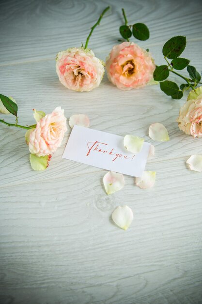 Ramo de hermosas rosas en una mesa de madera