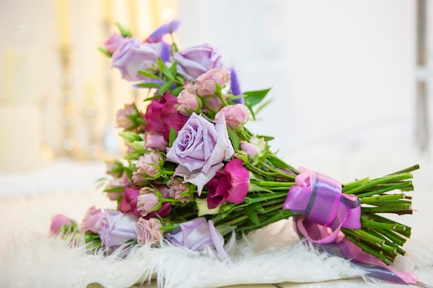 Ramo de hermosas rosas multicolores sobre un fondo claro Florística