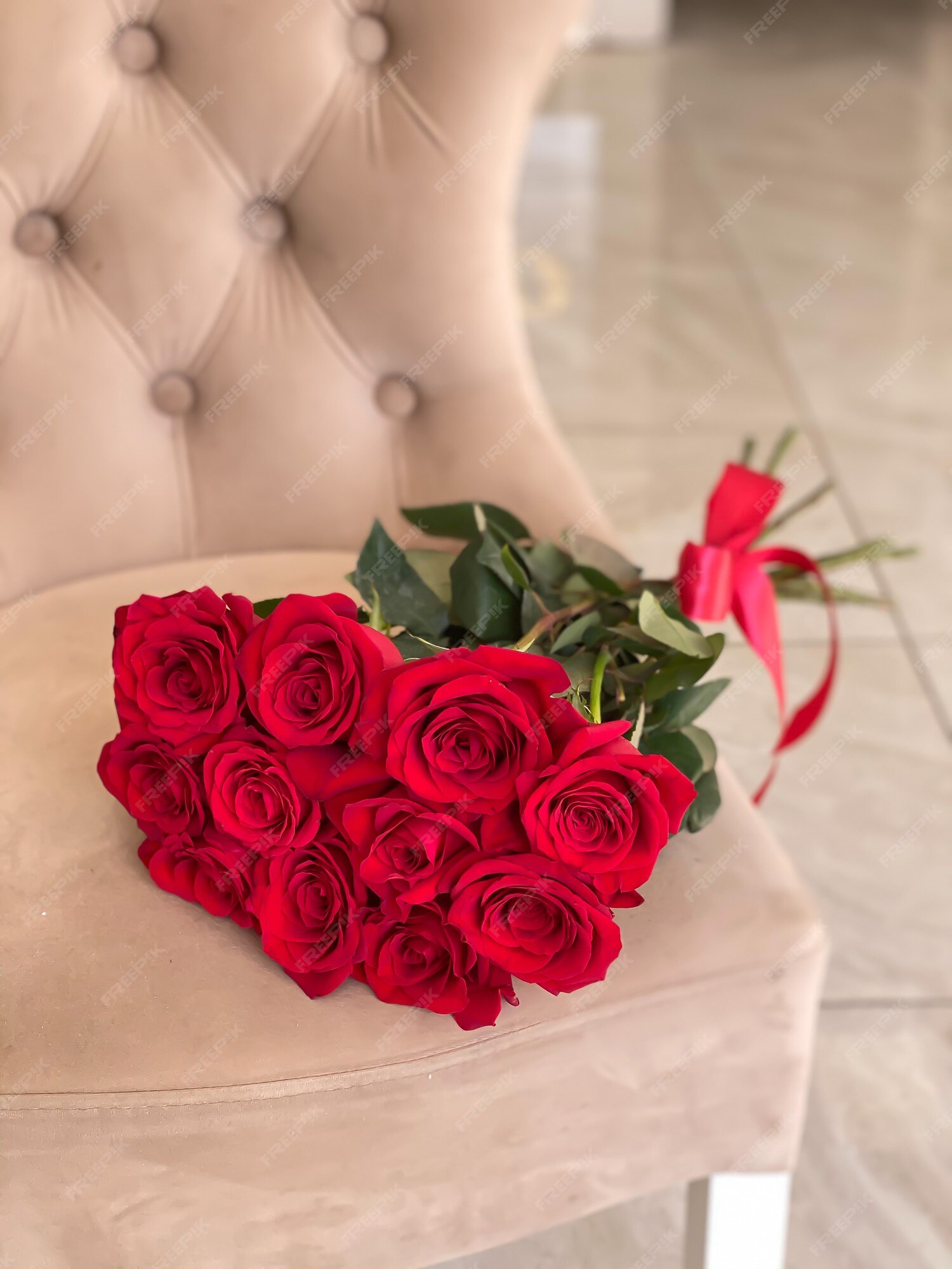 Ramo de hermosas rosas rojas para un regalo a una niña, hermosas flores se encuentran en una silla en una florería | Foto Premium Ramo de hermosas rosas rojas para un regalo a una niña, hermosas flores se encuentran en una silla en una florería | Foto Premium
