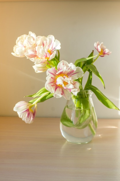Ramo de hermosos tulipanes Espacio de copia Celebración del Día Internacional de la Mujer Fondo de pared blanca Interior escandinavo
