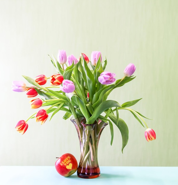 Ramo de hermosos tulipanes