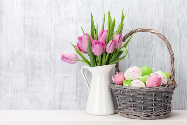 Ramo de huevos de pascua y tulipanes rosas