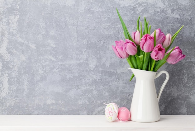 Ramo de huevos de pascua y tulipanes rosas