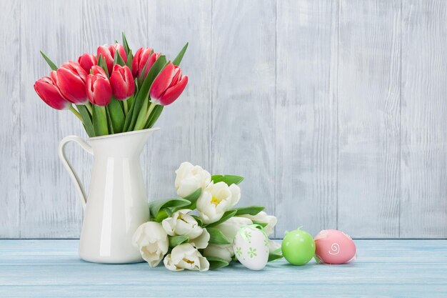 Ramo de huevos y tulipanes de pascua