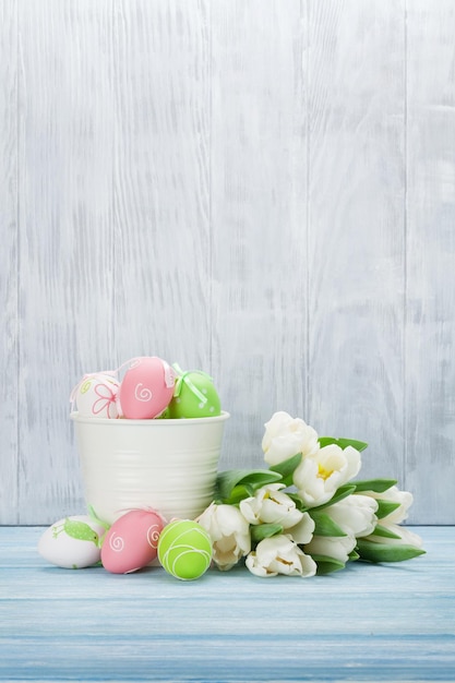 Ramo de huevos y tulipanes de pascua