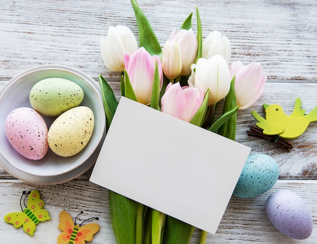 Ramo de huevos y tulipanes de pascua