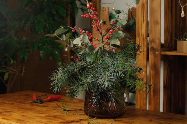 Ramo de invierno en jarrón para la decoración de interiores del hogar Arreglo de flores de Navidad
