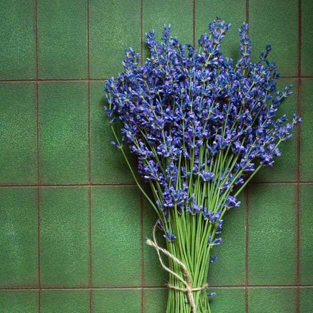 Foto ramo de lavanda fresca sobre un fondo de textura verde flor perfumada de hierbas medicinales