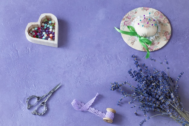 Ramo de lavanda y herramientas de costura