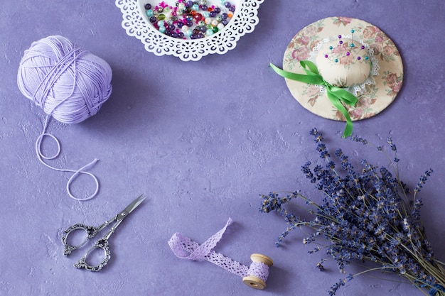 Ramo de lavanda y herramientas de costura