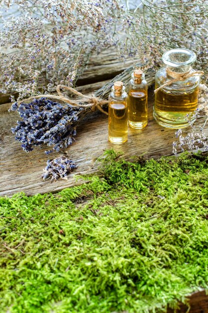 Ramo de lavanda seca y botella con aceite aromático