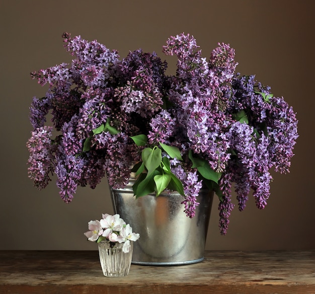 Ramo de lilas en un cubo.