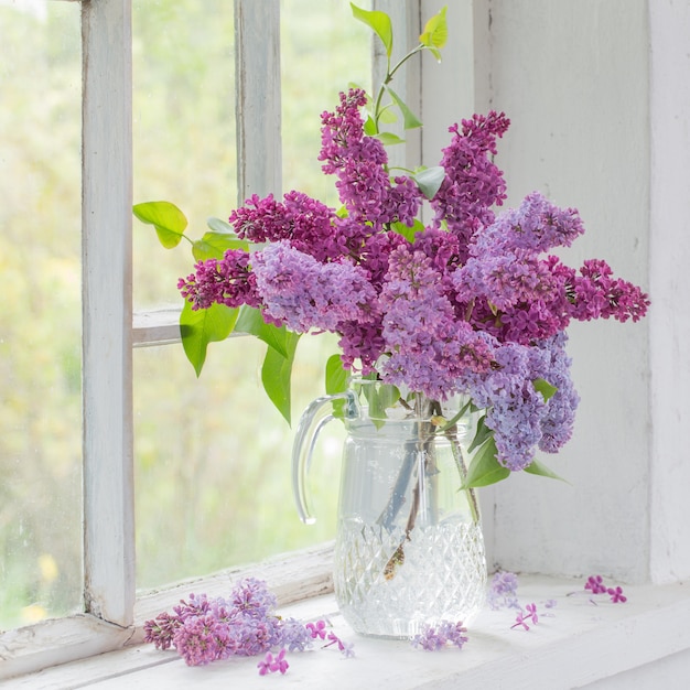 Ramo de lilas en una jarra de vidrio