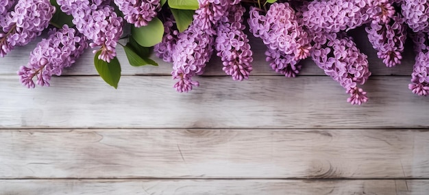 Un ramo de lilas en una mesa de madera