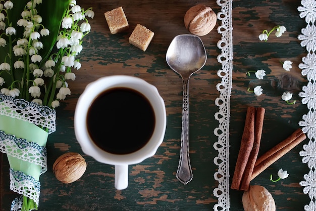 Ramo de lirios del valle y café de la mañana