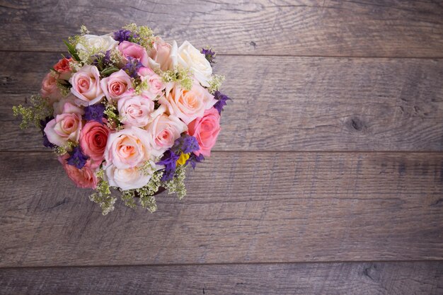 Ramo de lujo hecho de rosas de color rosa pastel rojo blanco sobre fondo de madera rústica Vista superior de arriba plano espacio de copia Cumpleaños Madres San Valentín Mujeres Día de la boda concepto