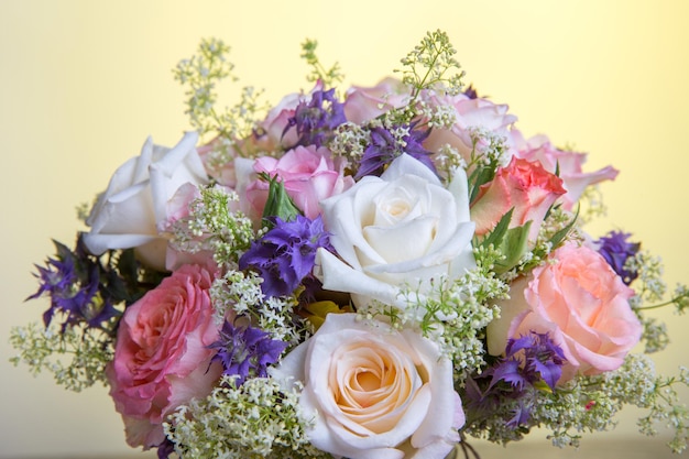 Ramo de lujo hecho de rosas rojas blancas rosadas en floristería Ramo de San Valentín de rosas pastell. Cumpleaños, Madre, San Valentín, Mujer, Día de la boda concepto