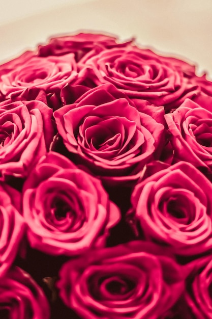 Ramo de lujo romántico de flores de rosas rosadas en flor como fondo floral de vacaciones