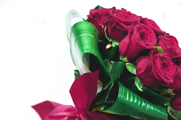 Ramo de lujo de rosas burdeos sobre fondo de mármol hermosas flores como regalo de amor de vacaciones en el Día de San Valentín