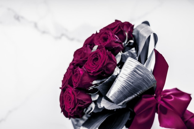 Ramo de lujo de rosas granate sobre fondo de mármol hermosas flores como regalo de amor de vacaciones en el Día de San Valentín