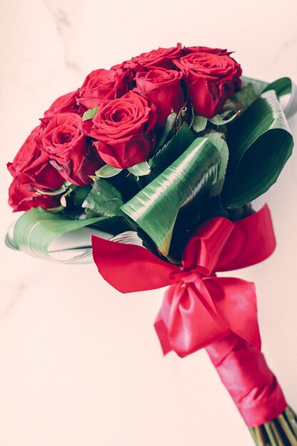 Ramo de lujo de rosas rojas sobre fondo de mármol hermosas flores como regalo de amor de vacaciones en el Día de San Valentín