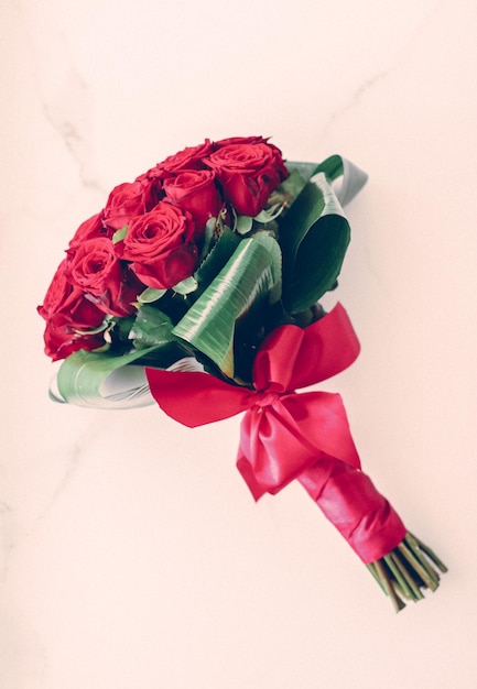 Ramo de lujo de rosas rojas sobre fondo de mármol hermosas flores como regalo de amor de vacaciones en el Día de San Valentín