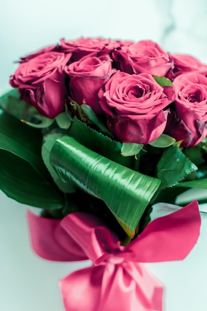 Ramo de lujo de rosas rosas sobre fondo de mármol hermosas flores como regalo de amor de vacaciones en el Día de San Valentín