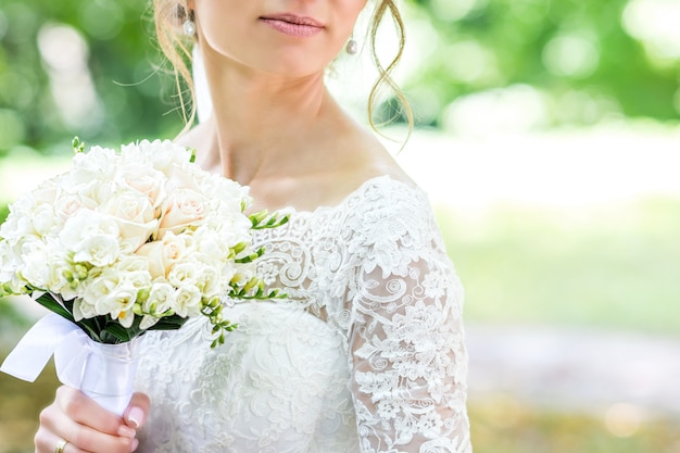 Foto ramo en manos de la novia