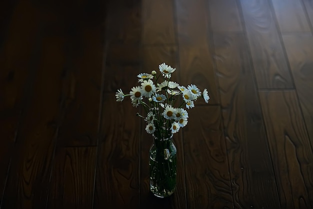 un ramo de manzanillas en un jarrón, un ramo fresco de flores silvestres de primavera, belleza de la naturaleza regalo de frescura