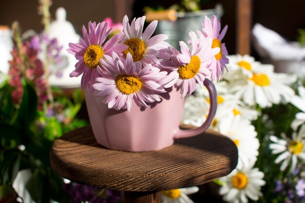 Un ramo de margaritas de colores en un jarrón Decoración rústica mostrador de floristería