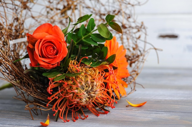 Ramo de naranja otoñal con rosa y gerbera