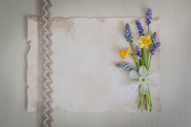 Ramo de narcisos y flores de muscari en madera