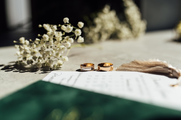 Ramo de novia y anillos de boda en la ventana