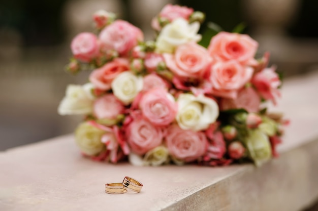 Ramo de novia con anillos de boda en verano en el parque