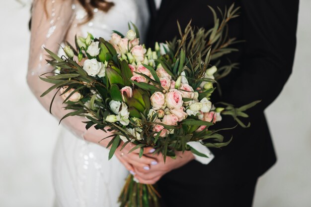 Ramo de novia blanco rosa con capullos de rosa