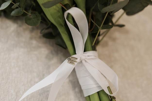 Foto el ramo de la novia para una boda hecho de flores blancas