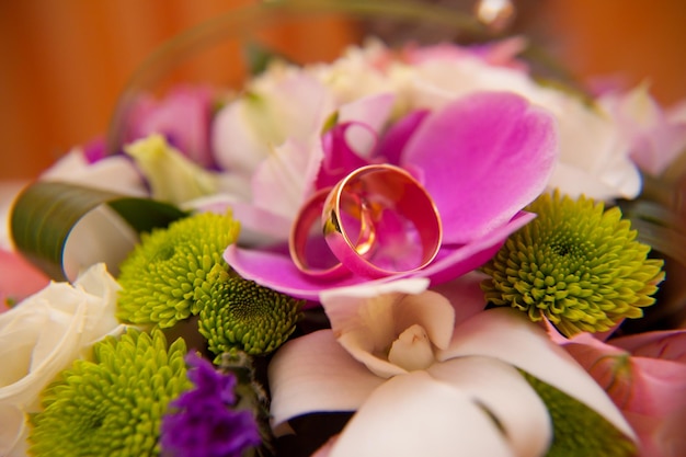 Ramo de novia brillante de flores de verano con anillos de boda