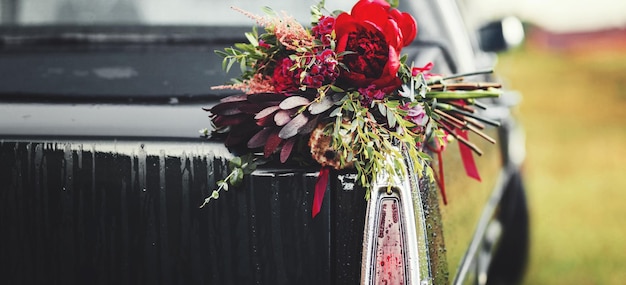 Ramo de novia en la decoración de flores de coches antiguos