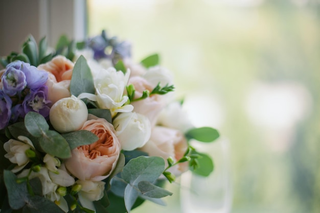 un ramo de novia se encuentra en la ventana. tonificación de la vendimia. El ramo de la novia. ramo de novia.