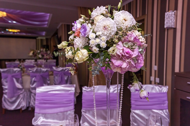 Un ramo de novia está sobre la mesa en el fondo del salón. Ramo de novia.