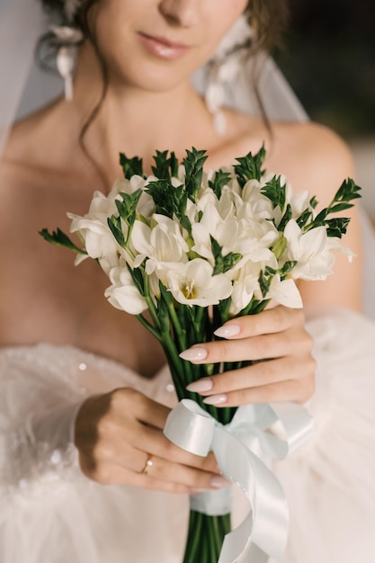 Ramo de novia de eustomas blancos en manos de la novia