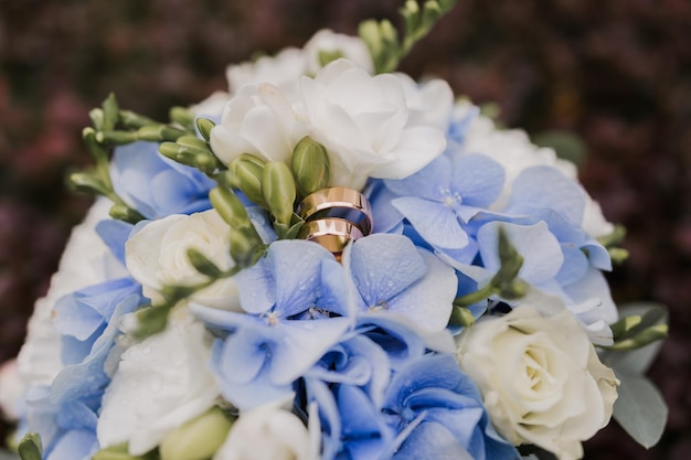 Ramo de novia de flores con anillos de boda de oro