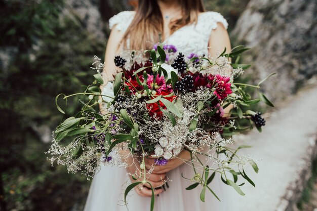 Ramo de novia con flores de otoño en manos de la novia