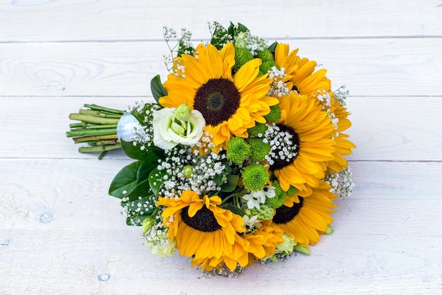 Ramo de novia de girasol sobre un fondo de madera Vista superior con espacio de copia