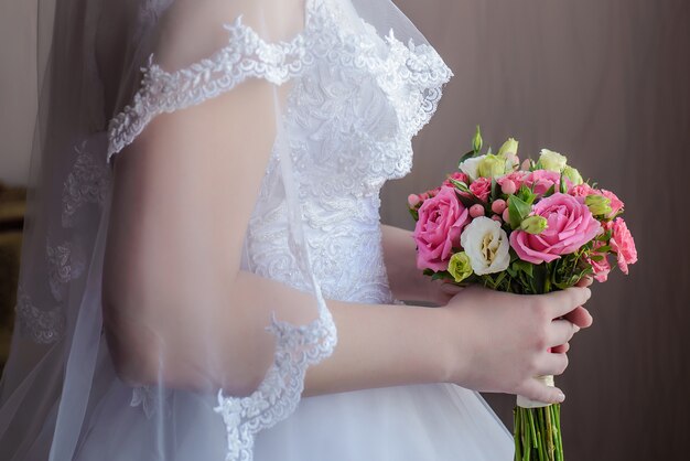 Ramo de novia en las manos de la novia de cerca