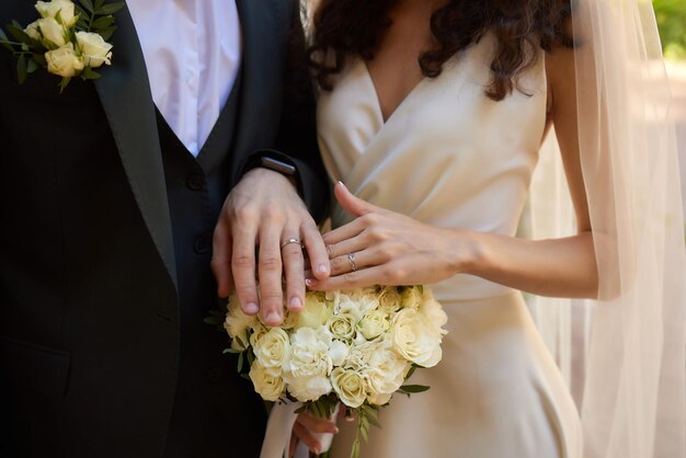 Ramo de novia en las manos de la novia la novia en el jardín