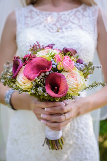 Ramo de novia en manos de la novia