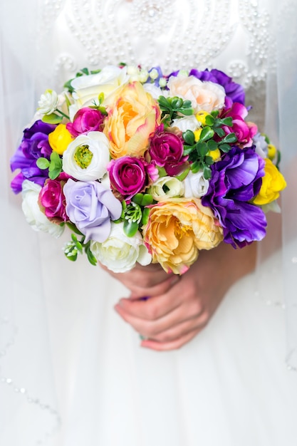 Ramo de novia en manos de la novia