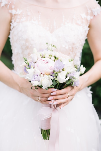 Ramo de novia en manos de la novia